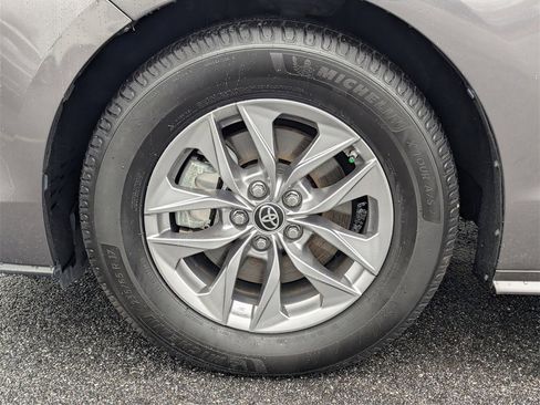 Used 2021 Toyota Sienna XLE image 11