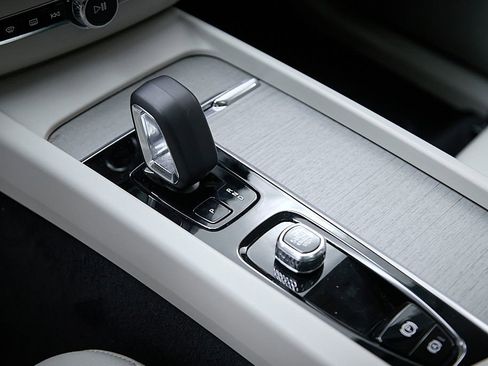 Certified 2023 Volvo XC60 B5 Plus w/ Climate Package image 17