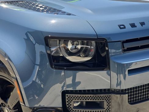 Certified 2025 Land Rover Defender 90 X-Dynamic SE AWD/4WD image 32