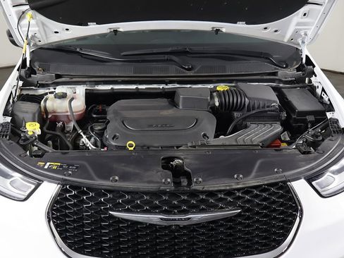 Used 2024 Chrysler Pacifica Touring-L image 21