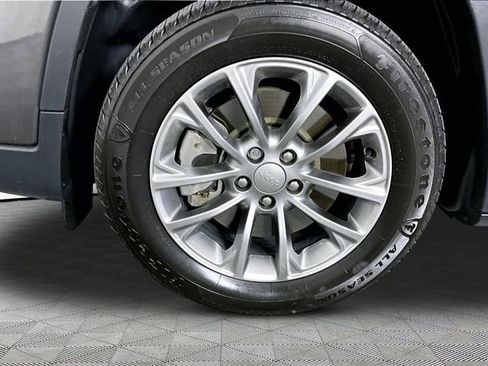 Used 2019 Jeep Cherokee Latitude Plus FWD image 31
