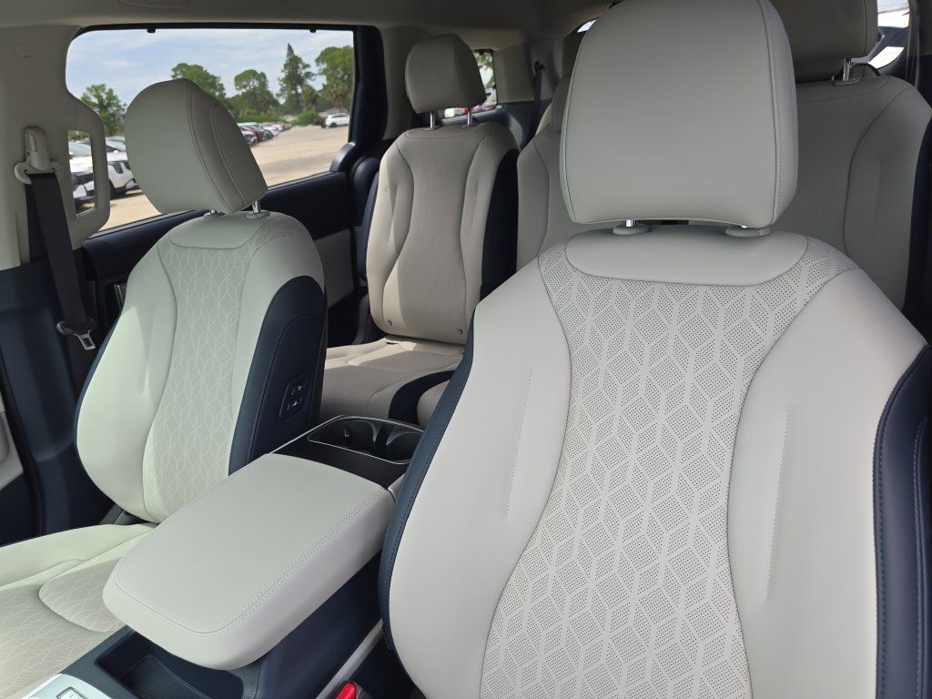 New 2026 Kia Carnival EX FWD image 23