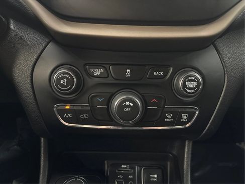 Used 2017 Jeep Cherokee Latitude AWD/4WD image 35