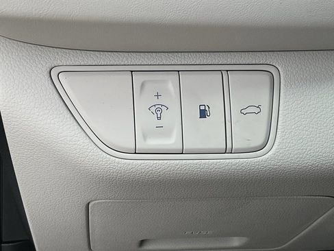 Used 2025 Genesis G70 2.5T image 24