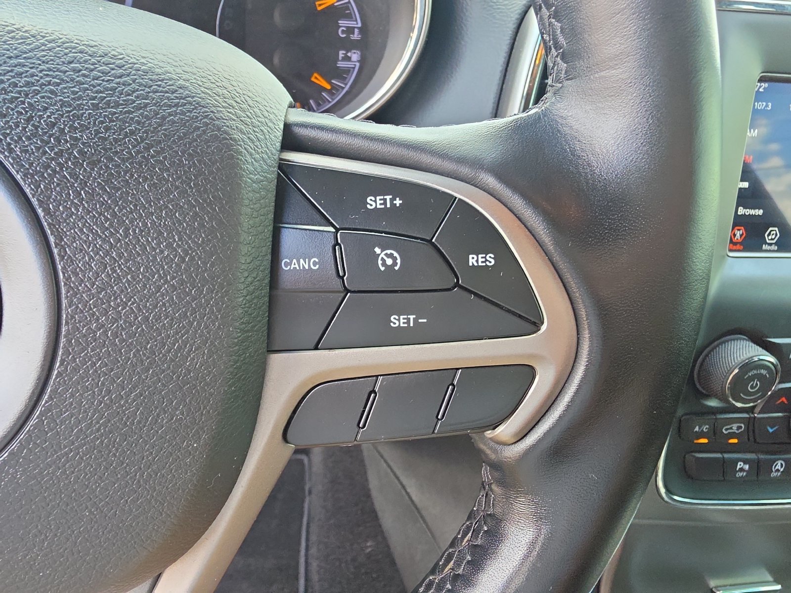 Used 2021 Jeep Grand Cherokee Laredo w/ Security & Convenience Group RWD image 24