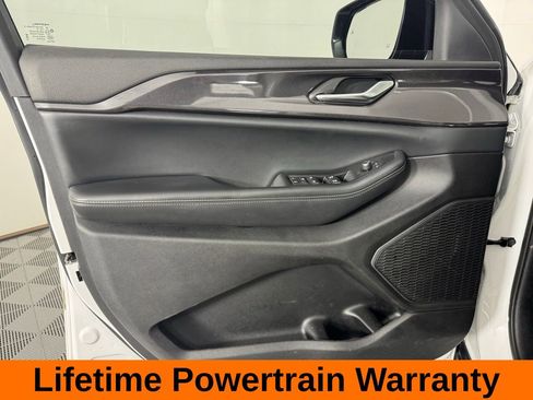 Used 2023 Jeep Grand Cherokee Altitude RWD image 10