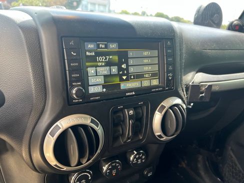 Used 2013 Jeep Wrangler Unlimited Sahara w/ Connectivity Group AWD/4WD image 7