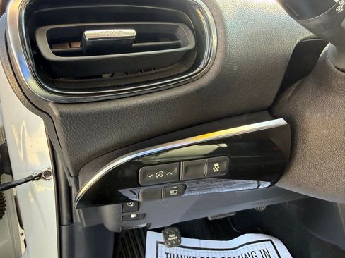 Used 2018 Toyota Prius Prime Premium image 11