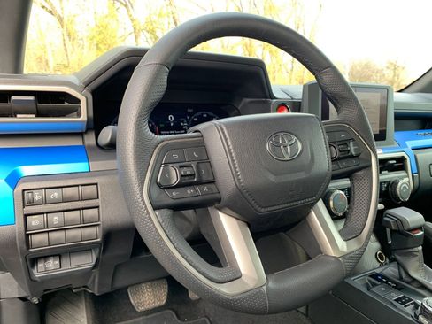 Used 2025 Toyota Tacoma TRD Off-Road image 33