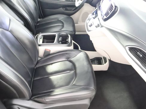 Used 2023 Chrysler Pacifica Touring-L FWD image 55