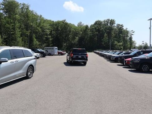 Used 2021 Toyota Sienna XLE AWD/4WD image 3