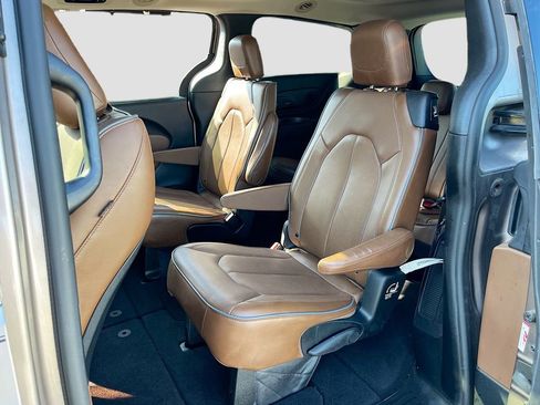 Used 2017 Chrysler Pacifica Limited w/ Advanced Safetytec Group FWD image 24