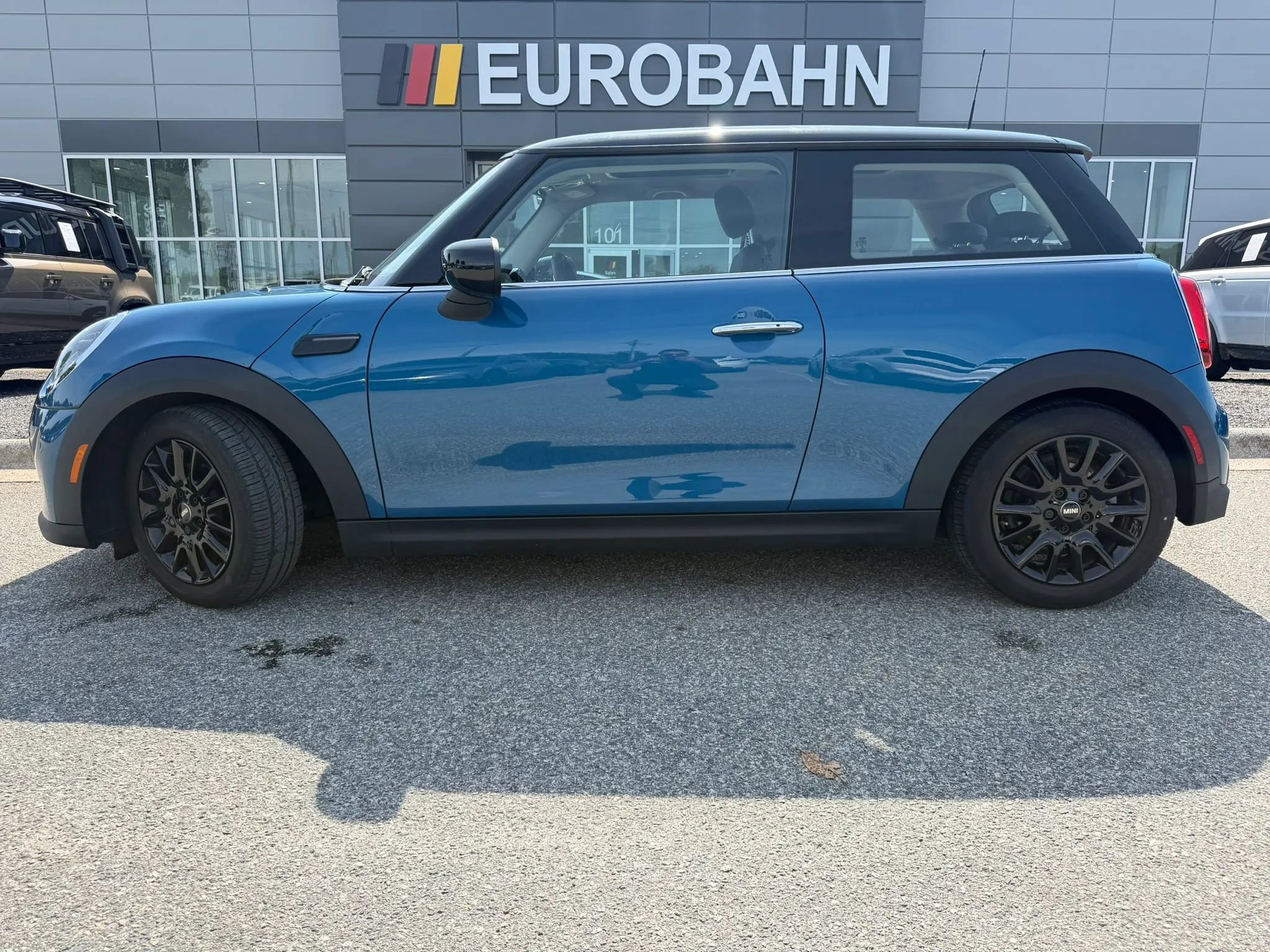 Used 2023 MINI Cooper 2-Door Hardtop FWD image 2