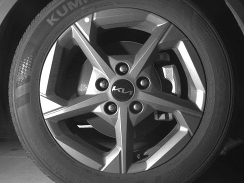 Used 2025 Kia K4 LXS image 12