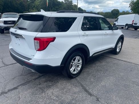 Used 2020 Ford Explorer XLT w/ Equipment Group 202A AWD/4WD image 17