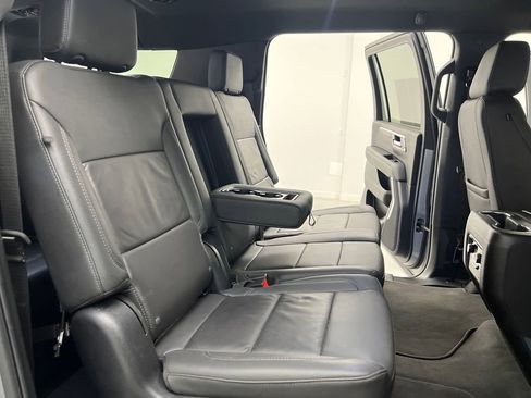 Used 2025 Chevrolet Suburban Z71 image 17