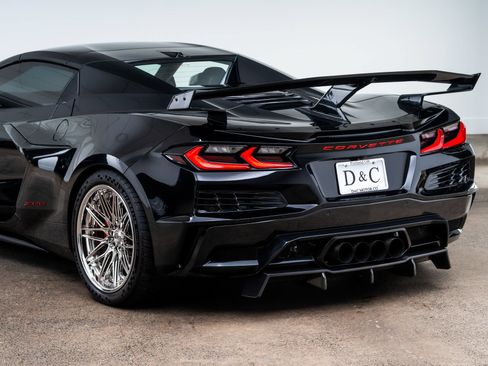 Used 2024 Chevrolet Corvette Z06 RWD image 8