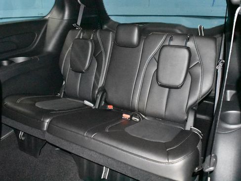 Used 2025 Chrysler Voyager LX FWD image 19