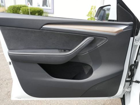 Used 2023 Tesla Model Y AWD image 19