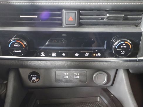 Used 2025 Nissan Rogue SV FWD image 38
