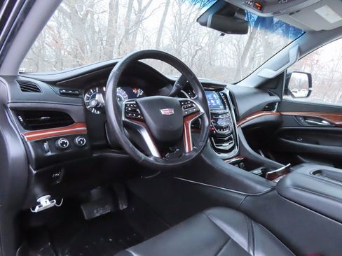 Used 2019 Cadillac Escalade Premium Luxury image 36