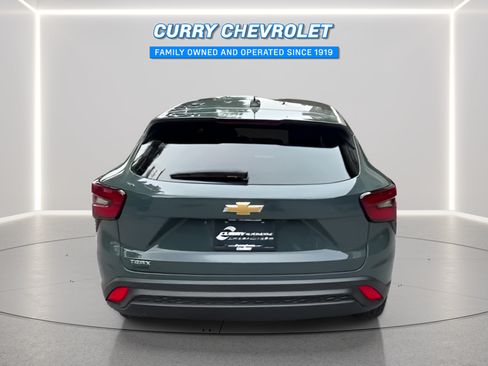 Used 2025 Chevrolet Trax LS w/ LS Convenience Package FWD image 11