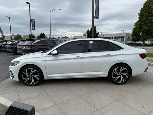 Used 2025 Volkswagen Jetta SEL FWD image 9