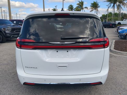 Used 2025 Chrysler Pacifica Select image 6