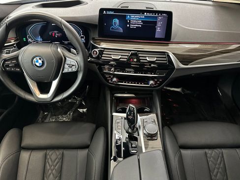 Certified 2023 BMW 530e w/ Premium Package image 28