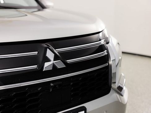 Used 2025 Mitsubishi Outlander SE image 4