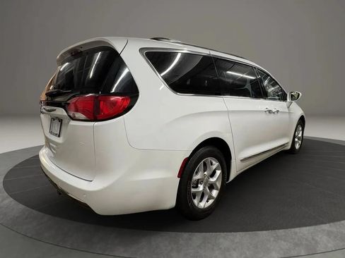 Used 2017 Chrysler Pacifica Touring-L w/ Tire & Wheel Group FWD image 8