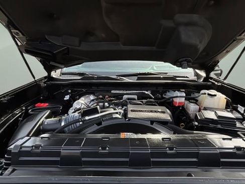 Used 2024 Chevrolet Silverado 2500 ZR2 w/ Technology Package image 32