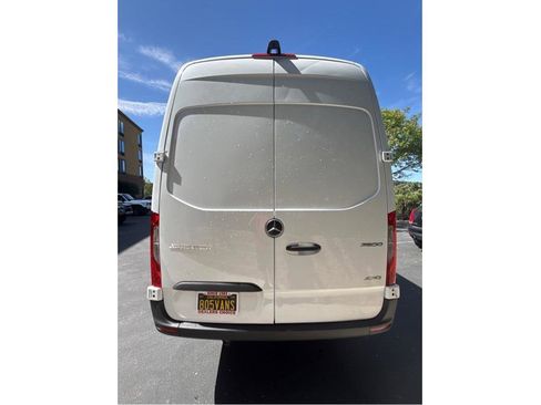 Used 2024 Mercedes-Benz Sprinter 2500 image 8