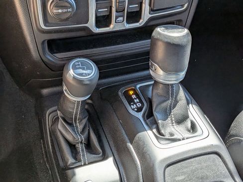 Certified 2019 Jeep Wrangler Unlimited Sahara w/ Dual Top Group AWD/4WD image 17