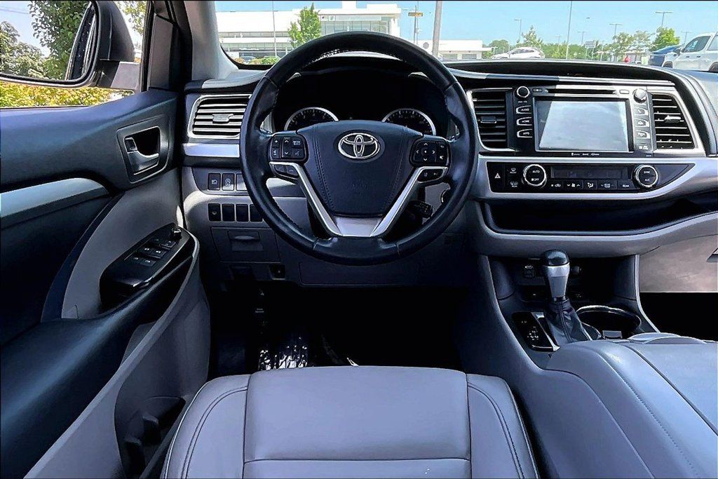 Used 2017 Toyota Highlander XLE AWD/4WD image 17