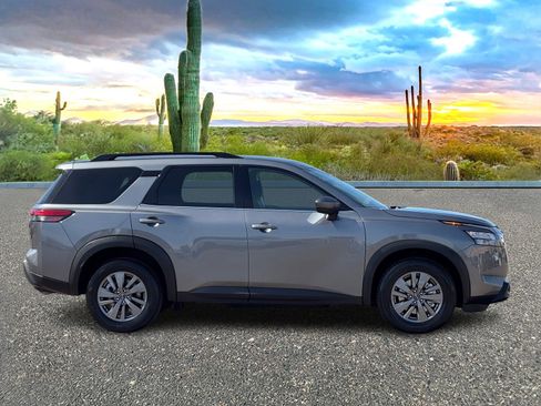 Used 2025 Nissan Pathfinder SV image 6