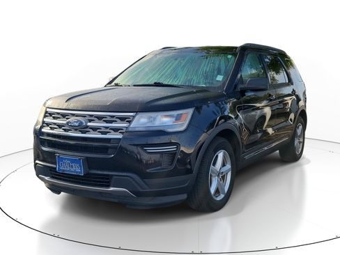 Used 2018 Ford Explorer XLT image 3