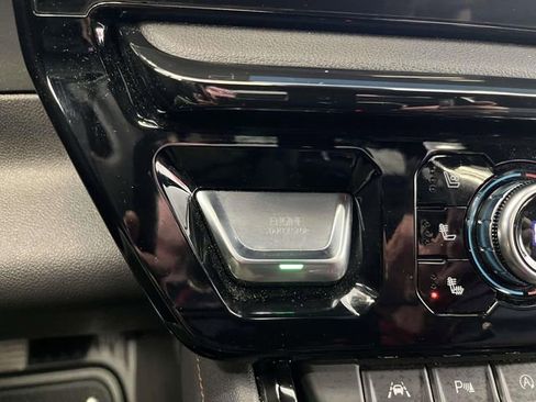 Used 2025 GMC Sierra 1500 AT4 w/ AT4 Premium Package image 24