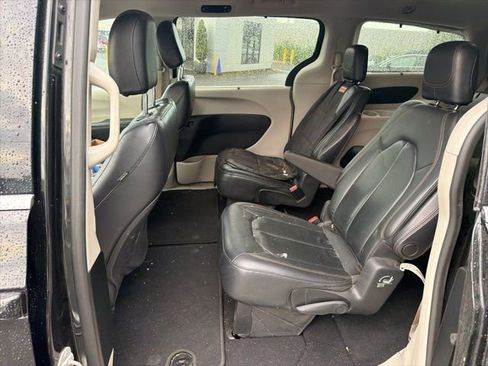 Used 2019 Chrysler Pacifica Touring-L image 5