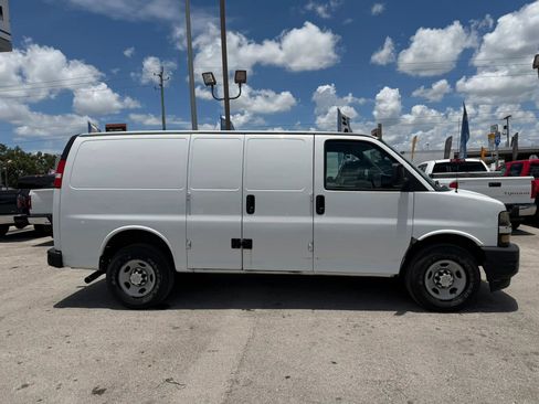 Used 2017 Chevrolet Express 2500 RWD image 4