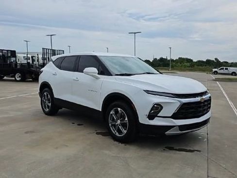 Used 2023 Chevrolet Blazer LT image 2