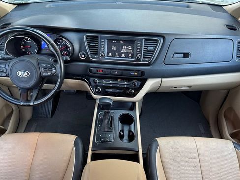 Used 2017 Kia Sedona LX w/ LX Essentials Premium Package image 13