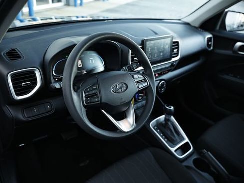 Used 2023 Hyundai Venue SE image 16