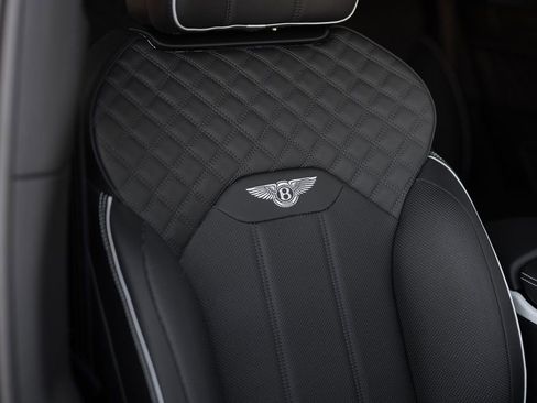 Used 2025 Bentley Bentayga image 36