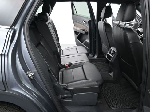 Used 2022 Volkswagen Atlas Cross Sport SE image 11