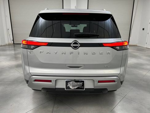Used 2025 Nissan Pathfinder SL FWD image 8