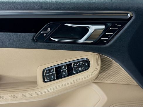 Certified 2025 Porsche Macan AWD/4WD image 11