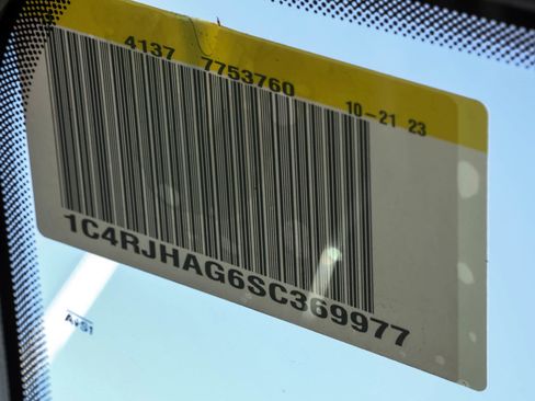 New 2025 Jeep Grand Cherokee Altitude image 30