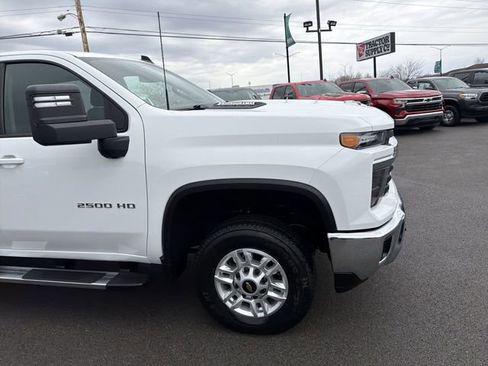 Used 2025 Chevrolet Silverado 2500 LT w/ Convenience Package AWD/4WD image 4
