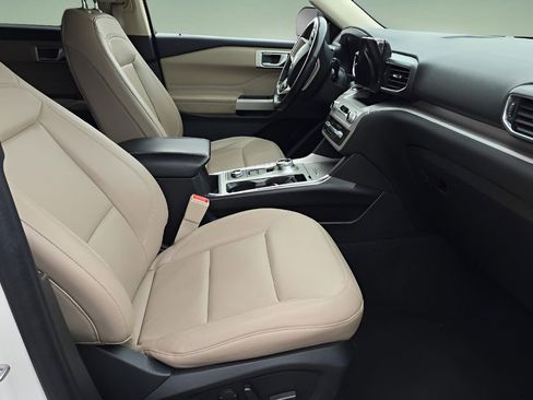 Used 2023 Ford Explorer XLT w/ Equipment Group 202A image 7